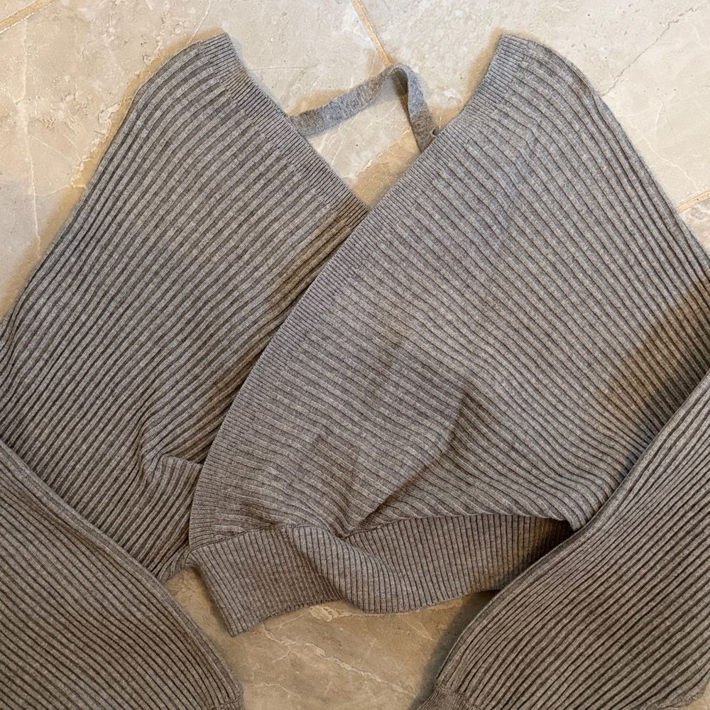 Forever 21 Crop Deep V Neck Long Sleeve Pullover Cross Wrap Sweater. Medium Gray - Picture 5 of 6